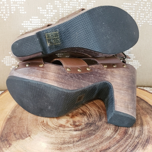 LEATHER CHUNKY WOOD PLATFORM STUDDED SANDALS - Picture 11 of 13